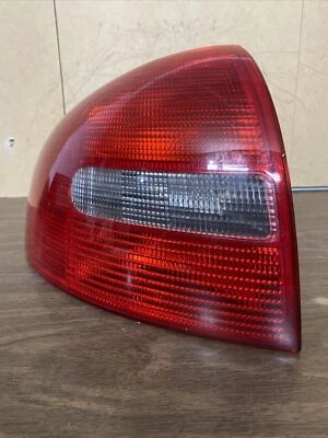 Luz trasera exterior izquierda lado conductor Audi A6 S6 1999-2001 4B5 945 095 A OEM Foto 1 de 4