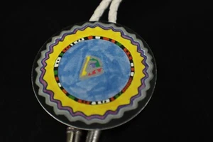 Boom Boom Wiz Joyería BOLO TIE Diseño Círculo Plástico Humoroso 1986 De Colección - Imagen 1 de 5