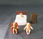 3 poupées et meubles vintage en caoutchouc miniature plastique poupées et meubles