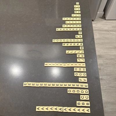 BananaGrams - 120 peças - Alguns marcadores escrevendo em algumas peças - Imagem 1 de 4