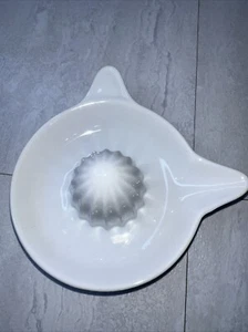 Kleine weiße Zitruspresse aus Porzellan - Bild 1 von 5