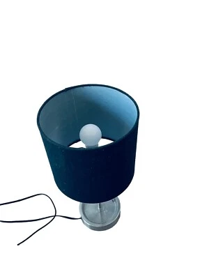 Lámpara de mesa moderna con pantalla negra Lámparas de mesita de noche para dormitorio Foto 1 de 2