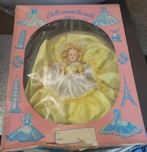 Vintage Puppen auf der ganzen Welt Hartplastikpuppe 7 Zoll gelbes Kleid, bewegliche Augen - Bild 1 von 3