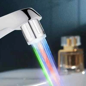 1 pz ugello rubinetto LED a 7 colori che cambia colore luminoso - Foto 1 di 5