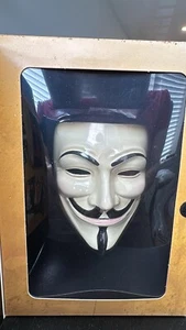 V for Vendetta (Two-Disc Collector's Edition W/ Mask) - Picture 1 of 5
