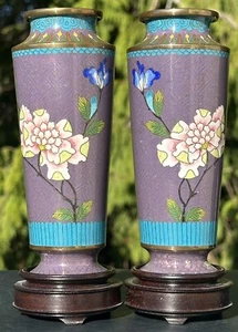 Par de jarrones Cloisonne morados con soportes de madera y certificado de antigüedad - Imagen 1 de 23