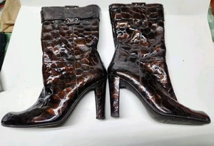 Stivali donna STUART WIETZMAN in pelle marrone vernice modello coccodrillo misura 7,5M - Foto 1 di 8