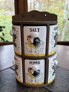 Vintage Holz Gewürzregal abgerundet Regal 6 Keramik Streuer Hähne Japan Ucagco - Bild 1 von 12