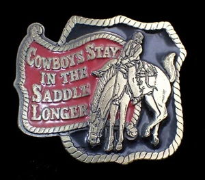 "COWBOYS BLEIBEN LÄNGER IM SATTEL" NEUHEIT GÜRTELSCHNALLE VINTAGE 1980 - Bild 1 von 2