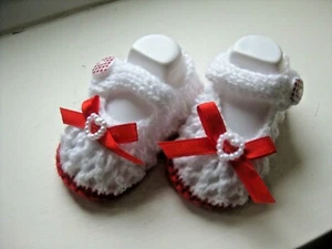 PAIR HAND KNITTED BABY SHOES in RED/WHITE WITH RED BOW size NEW BORN (4) - Picture 1 of 3