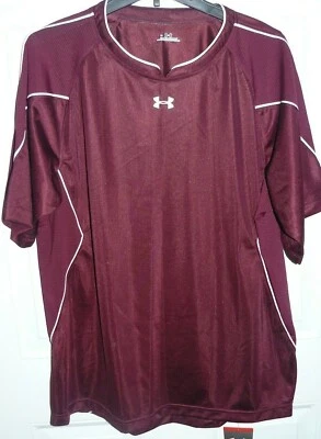 NUEVO Conjunto de camiseta y pantalones cortos de fútbol Under Armour para hombre (GRANDE) granate Foto 1 de 4