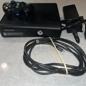 Lotto Bundle Console Microsoft Xbox 360 S 4GB Modello 439 Nera Testata e Funzionante - Foto 1 di 15