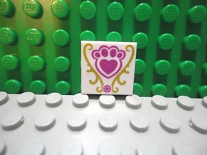 Lego 1 Piastrella Bianca 2x2 Stampata Rosa Pet Zampa con Cuore NUOVO - Foto 1 di 1