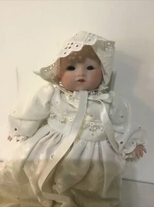 Muñeca bebé vintage de 9"" en vestido blanco de gran tamaño ojos azules composición cuerpo - Imagen 1 de 13