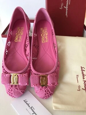 Nuevo Salvatore Ferragamo Italia Rosa Varina Encaje Burbuja Gamuza Arco 7 B Logo Plano  Foto 1 de 4