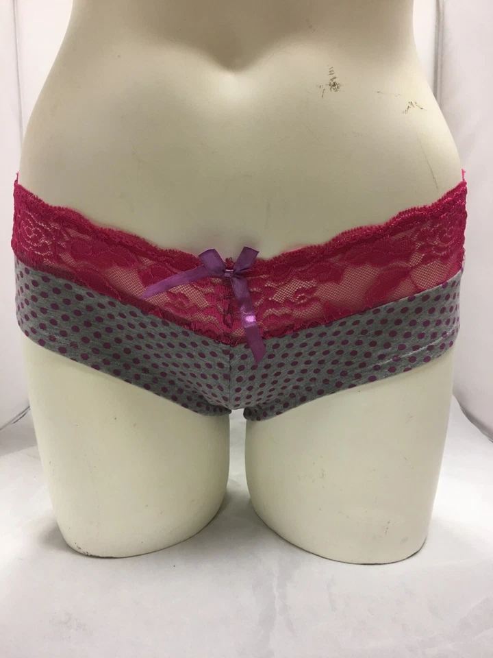 Bikini braguita con detalles de encaje rosa diseño Charlotte Russe puntos grises opciones de talla  Foto 1 de 3