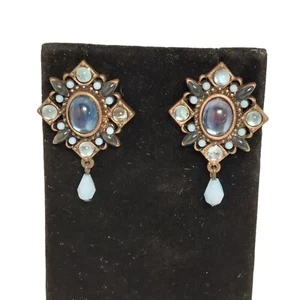 Orecchini Traforati Vintage Avon SP Cristallo Blu Cabachon Perline Pendenti - Foto 1 di 6