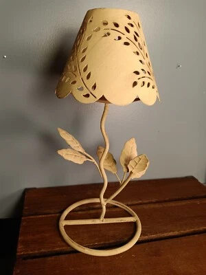 Candelabro alto de metal, crema, en forma de árbol, pantalla de metal con hojas recortadas Foto 1 de 4