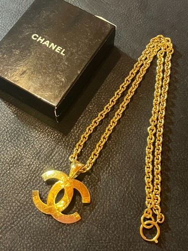 Collana Ciondolo Logo Chanel CC Tono Oro GP 94P Autentico Coco Mark CC F S