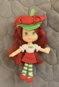 "Muñeca de peluche Strawberry Shortcake de 6"" con cabeza de vinilo Hasbro 2008" - Imagen 1 de 4