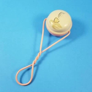 Vintage Zelluloid Baby Rassel rosa Lutscher Draht handbemalt Segelboot Mädchen Rolle - Bild 1 von 5