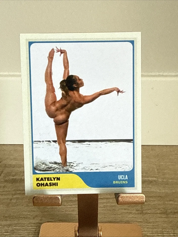 Katelyn Ohashi UCLA Gimnasia Caliente Traje de Baño Personalizado NCAA ACEO Tarjeta Coleccionable de Novato Foto 1 de 1