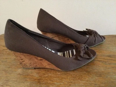 WOMEN’S AMERICAN EAGLE BROWN SLIP ON WEDGE PUMPS PEEP TOE W/ BOW SIZE 8 - Image 1 of 4