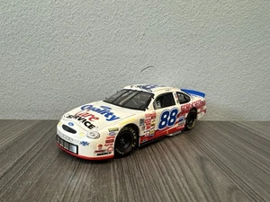 Muestra rara 1998 Dale Jarrett #88 Servicio de atención de calidad firmado 1:24 ARC *Sin caja* - Imagen 1 de 11