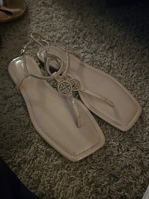 Sandalias Antonio Melani Beige Tanga Charol Talla 9 Usadas en Excelente Condición Foto 1 de 4