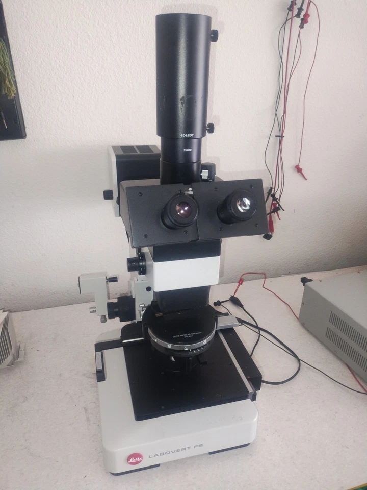 Microscopio invertido Leitz Labovert FS GMBH con objetivos y fuente de luz Foto 1 de 4