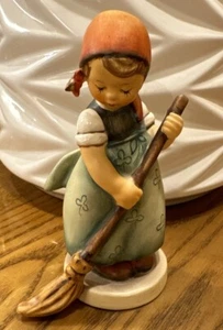 Hummel Figur "Kleine Kehrmaschine" Germany - Bild 1 von 3