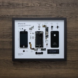 iPhone 4S disassembled in a Frame - Foto 1 di 6