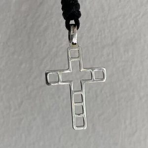 Collana Nera Ciondolo Croce Religiosa Oro Bianco Unisex 2,4 Cm Per 1,4 Cm - Foto 1 di 9