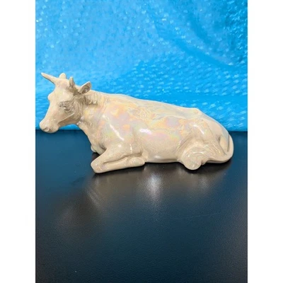 Estatuilla de vaca de cerámica molde holandés iridiscente estatuilla acostada Foto 1 de 4