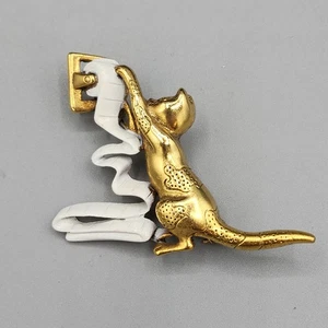 Broche/alfiler Danecraft de colección hecho en EE. UU. divertido papel higiénico divertido para gatos tono dorado TP  - Imagen 1 de 4