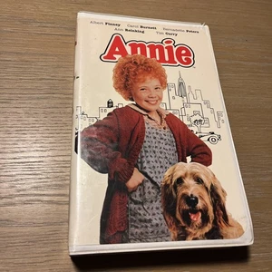 Annie VHS 1982, Like New 1995 Clamshell Carol Burnett Tim Curry - Picture 1 of 5
