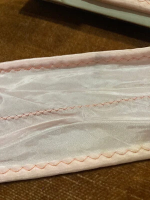 Cinta cosida en capas de satén de 3" borde rosa pálido - se vende por yarda Foto 1 de 4