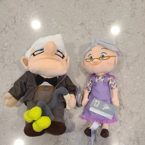 Disney Pixar UP Plüsch CARL & ELLIE ELIE Medium Puppen 14 Zoll NEU Neu mit Etikett - Bild 1 von 5