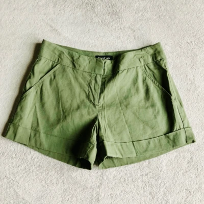 Pantalones cortos Bebe Dusty de algodón oliva nuevos sin etiquetas Foto 1 de 4