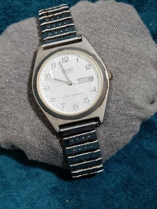 VINTAGE SHARP QUARTZ WRIST WATCH - 257042 MADE IN JAPAN WORKING NEW BATTERY - Picture 1 of 7