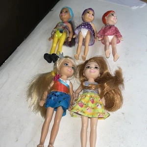 5 Barbie Kelly 3 Color Reveal und 2 andere Puppen May Snell Musty 5 in Puppen - Bild 1 von 13