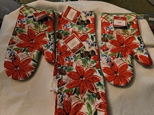 Poinsettia Oven Mitt lovely Print Holiday Theme Set of Two By Holiday Time New - Picture 1 of 4