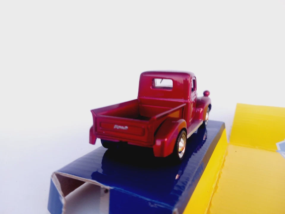 1/43 O scale Motormax 1941 Plymouth pickup purple truck - Image 1 of 4