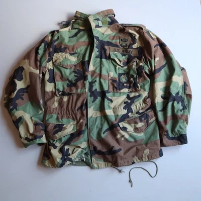 CHAQUETA DE CAMPO DE COLECCIÓN EJÉRCITO DE EE. UU. Original M65 camuflaje bosque abrigo clima frío Mediana Foto 1 de 4