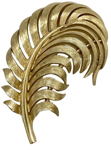 VINTAGE SIGNED CROWN TRIFARI FERN LEAF or FEATHER PLUME GOLD TONE BROOCH PIN - Picture 1 of 9