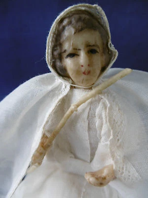 POUPEE ANCIENNE EN CIRE - COMMUNIANTE SUR BOITE DE DRAGEES - HAUTEUR 17 CM - Photo 1/4