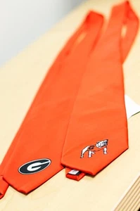 Lotto 2 cravatte uomo logo Georgia Bulldogs rosso 100% poliestere novità - Foto 1 di 5