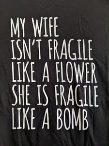 T-Shirt "My Wife Isn't Fragile Like A Flower, She's Fragile Like A Bomb" L schwarz - Bild 1 von 3
