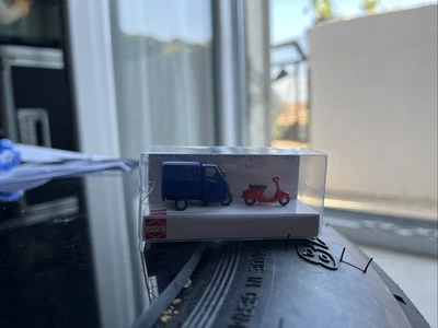 Busch H0 48469 Piaggio Ape 50 Blue And Vespa 50 Red / 1:87 - Immagine 1 di 3