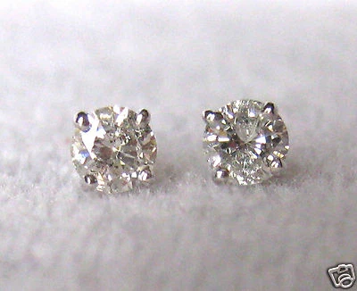 Aretes redondos de diamantes de oro blanco de 14 quilates de corte brillante de 3/4 quilates estilo clásico Foto 1 de 4